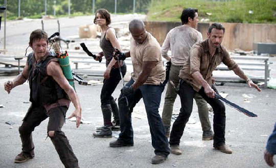 Daryl, Maggie, T-Dog, Glenn und Rick (v. l.) säubern das Gefängnis von Zombies. Foto: WVG