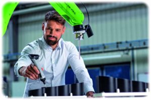 Ein Wandelbots-Mitarbeiter testet die neuen Tracepens, mit denen auch Laien Roboter anlernen können. Foto: Wandelbots