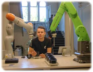 Wandelbots-Chef Christian Piechnick führt die neue "Trace Pens"-Anlernstation für Roboter vor. Foto: Heiko Weckbrodt