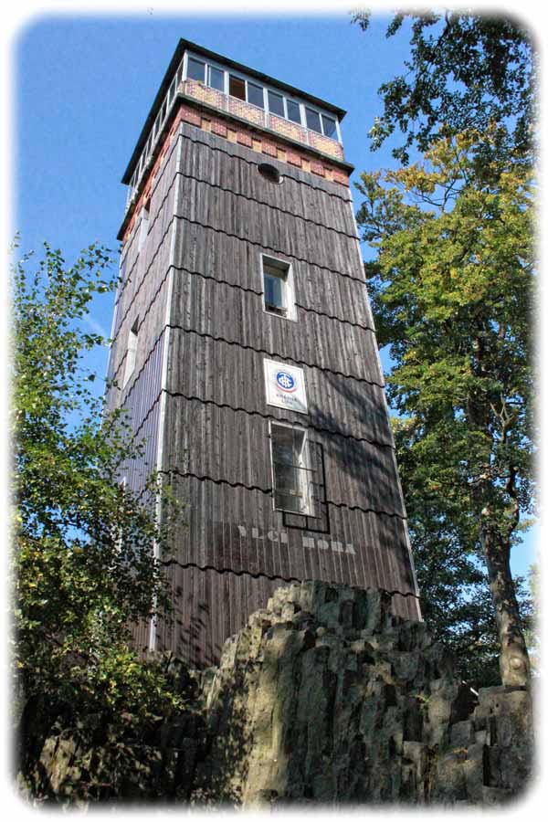 Der stattliche Turm auf dem Wolfsberg bietet perfekte Rundsicht. Foto: Peter Weckbrodt
