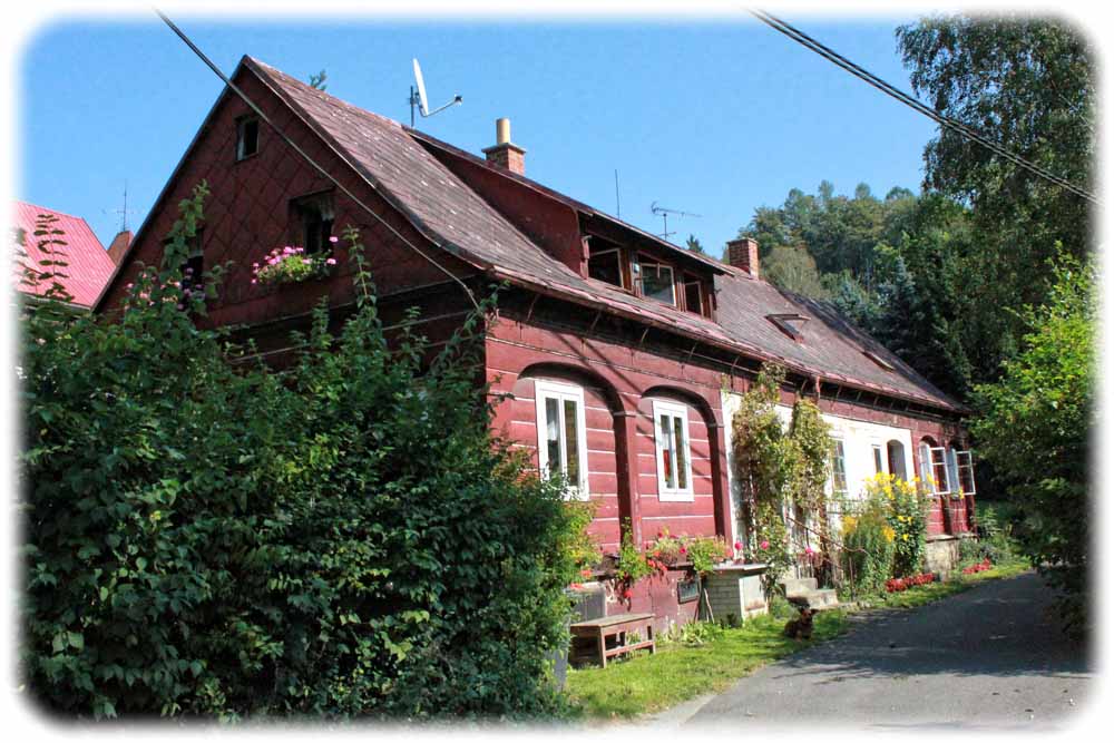 Die Lausitzer Umgebindehäuser entstanden historisch durch die Verbindung des slawischen Blockhauses mit dem fränkischen Fachwerkhaus. Foto: Peter Weckbrodt