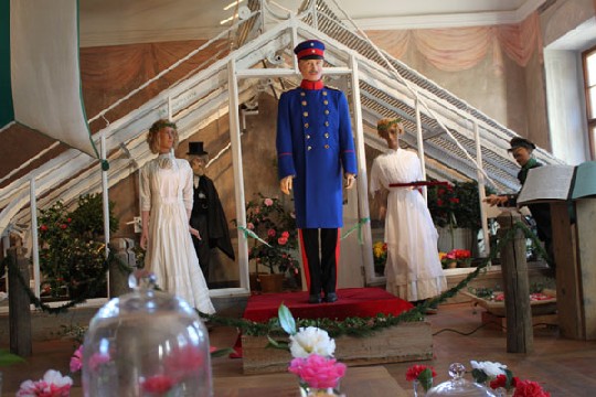Sachsens letzter König vor dem von ihm schon unter dem Kanonendonner des 1. Weltkrieges 1914 in Pillnitz persönlich eingeweihten Gewächshaus. Foto: Peter Weckbrodt