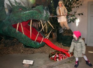 Ein furchterregender Lindwurm stellt den Mut der kleinen Ausstellungsbesucher auf eine Mutprobe. Foto: Peter Weckbrodt