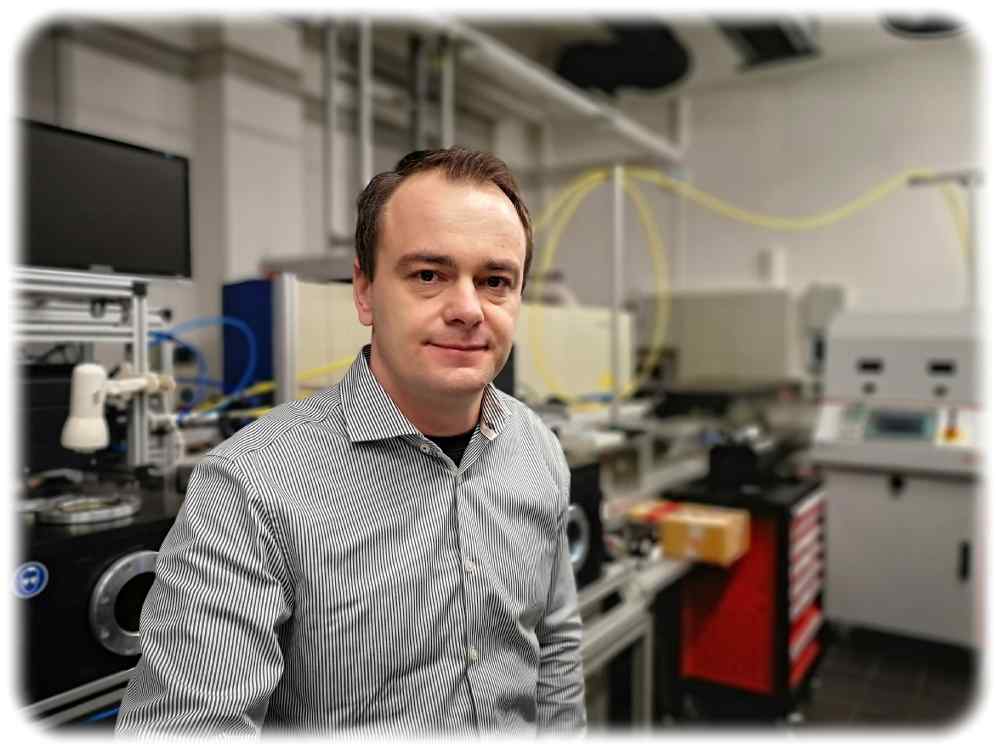 Andreas Andris im Laserlabor im Institut für Wasserstoff- und Kernenergietechnik der TU Dresden. Foto: Heiko Weckbrodt