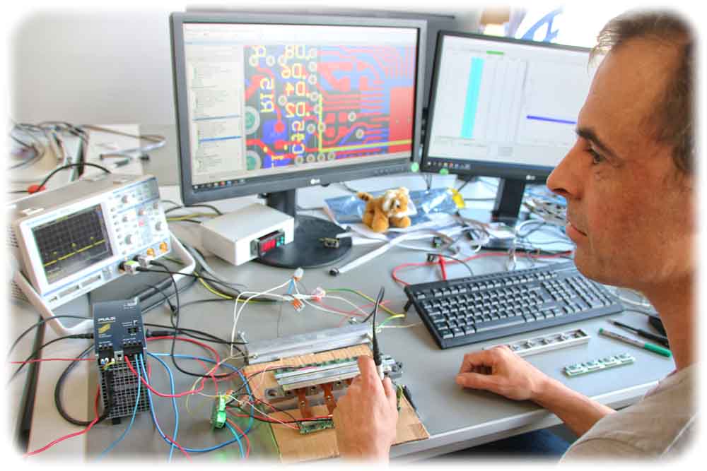 Techniker Ben Nenisch testet die Elektronik für einen Heizmatrix-Prototypen in der Watttron Freital. Foto: Heiko Weckbrodt