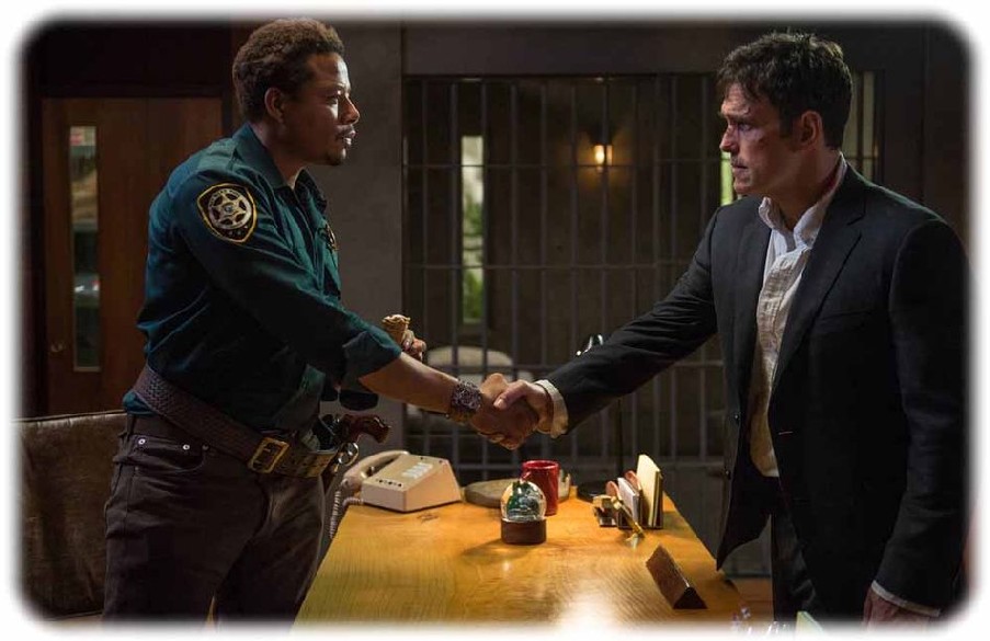 Gezeichnet von einem Autounfall, an den er sich nur noch vage erinnert, sucht "Secret Service".Agent Ethan Burke (Matt Dillon, rechts), Hilfe beim Sheriff von Wayward Pines. Doch der erweist sich bald als ausgesprochen feindselig. Szenen-Foto: Fox