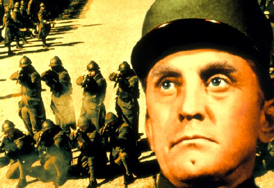 In Stanleyx Kubriks Anti-Kriegsfilm "Wege zum Ruhm" verkörperte Kirk Douglas den Colonel Dax, der sich aussichtslosen Angriffsbefehlen seiner Generäle widersetzt und vor das Kriegsgericht kommt. Foto: United Artists/ Fox