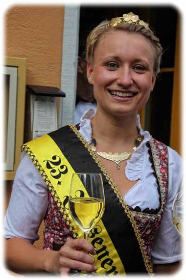 Die sächsische Weinkönigin ist eher für die harmonischen Seiten des Festes zuständig . Foto: Peter Weckbrodt