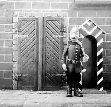 Ausszug aus dem Kriegsspielzeug-Werbefilm "Hänschens Soldaten" der Puppen-Firma Steiff aus dem Jahr 1912. Abb.: Absolute Medien