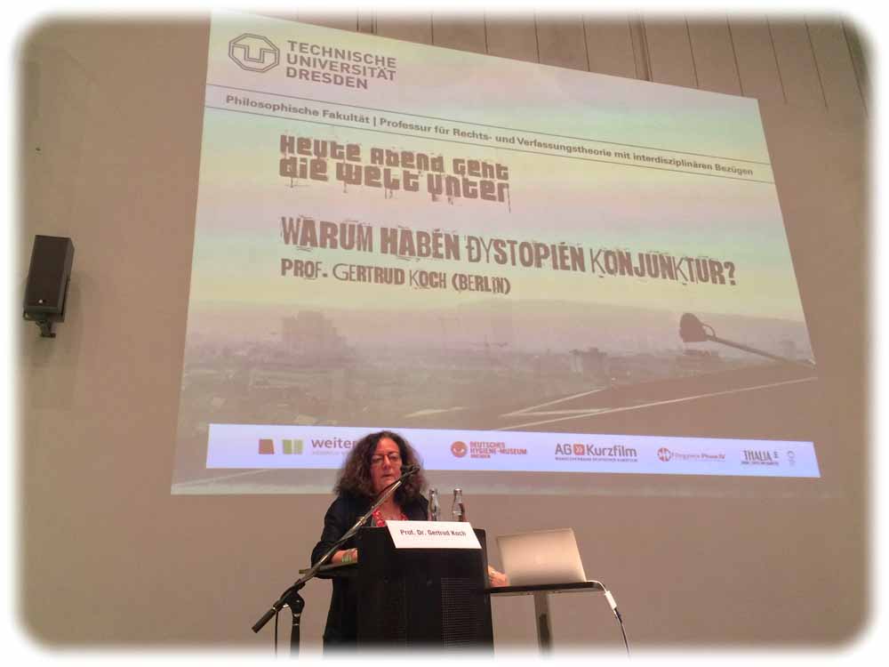 Prof. Gertrud Koch von der FU Berlin bei ihrem Weltuntergangs-Vortrag im Hygienemuseum Dresden. Foto: Heiko Weckbrodt