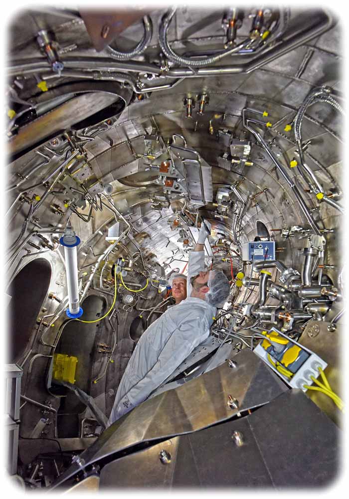 Kein Vixierbild, sondernein Blick in die in sich verdrehte Reaktorkammer des Fusions-Testreaktors Wendelstein 7-X in Greifswald. Spezialisten wechseln dort nun die die alten Hitzeziegeln gegen wassergekühlte Kohlenstoff-Ziegel aus. Foto: Torsten Bräuer für das IPP
