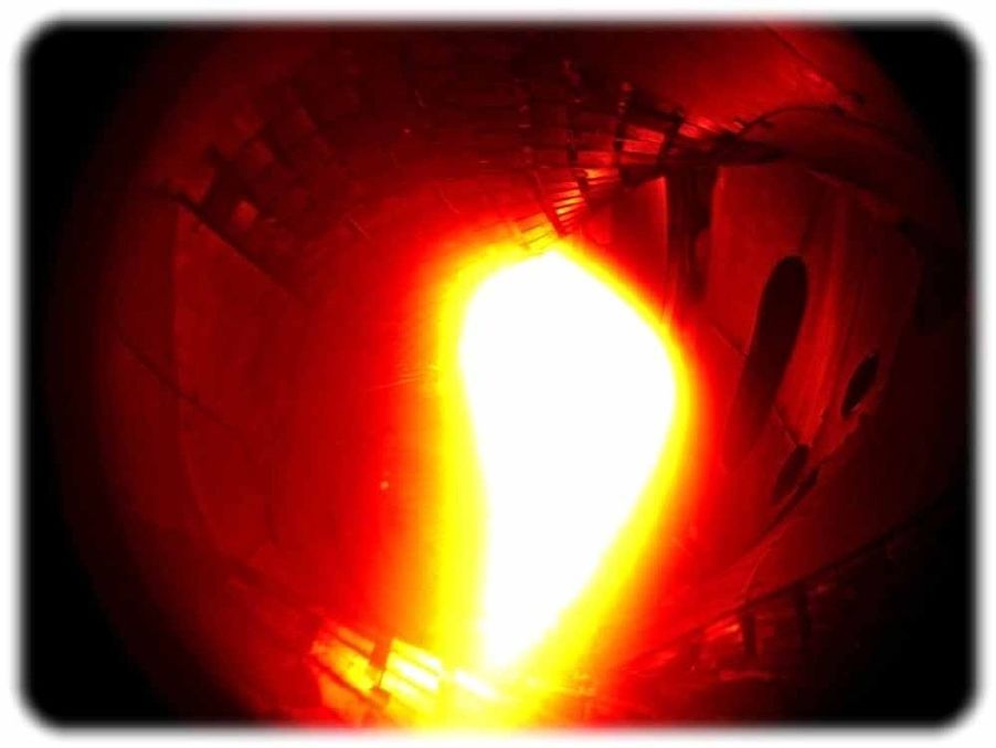 Das erste Plasma in Wendelstein 7-X. Es bestand aus Helium, dauerte eine Zehntel Sekunde und erreichte eine Temperatur von rund einer Million Grad Celsius (Eingefärbtes Schwarz-Weiß-Foto). Abb.: IPP