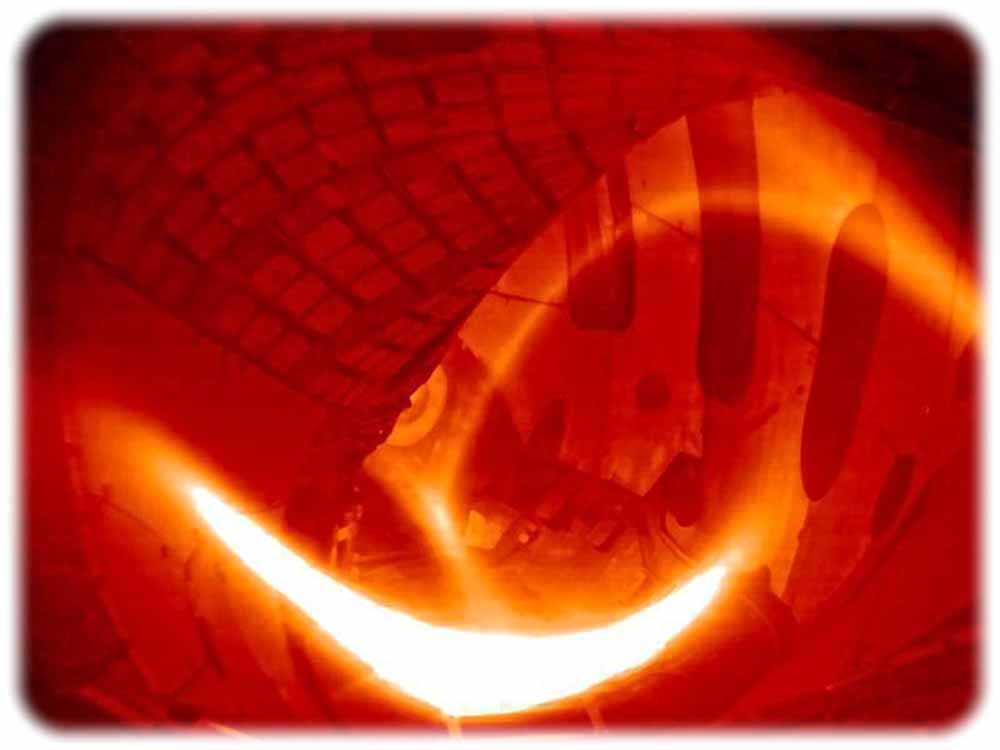 Die nachkolorierte Aufnahme zeigt das erste heiße Wasserstoff-Plasma in Wendelstein 7-X. Kamerafoto: IPP