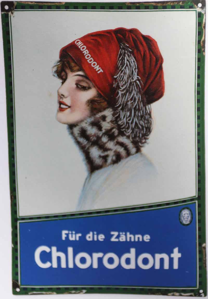 Die Chlorodont-Frau warb auf Blechschildern für Zahnpasta aus Dresden. Repro aus: "Reklame. Verführung in Blech", Sandsteinverlag
