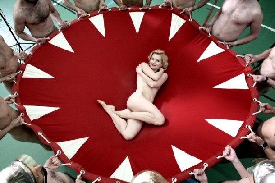 Candice (Sophie Quinton) beim Shooting mit nackten Feuerwehrmännern - eine Hommage an Marilyn Monroes Fotos mit Soldaten. Abb.: Koch Media