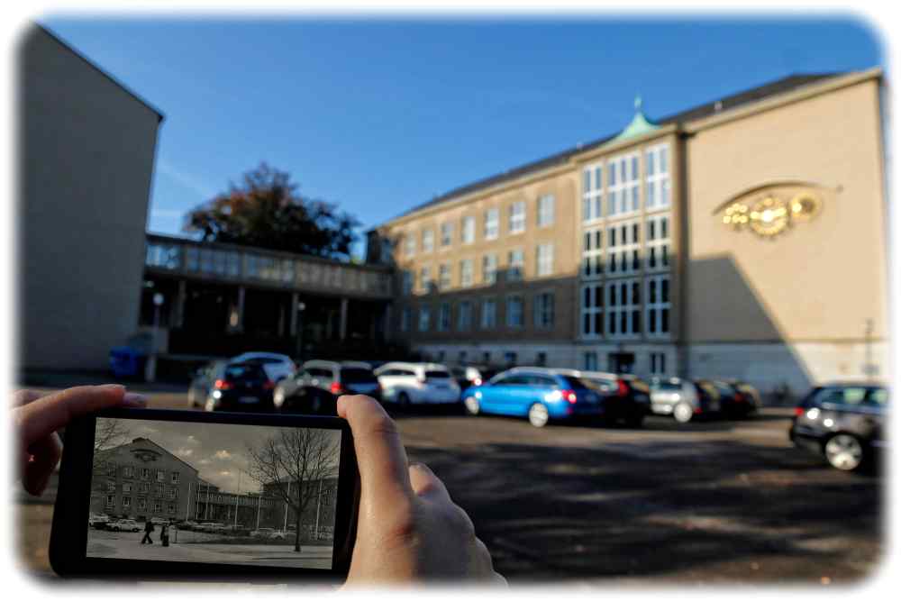 Der Willersbau der TU Dresden wird einer von 15 Stationen im App-Projekt "Geheim!" sein. Hier ist auf dem Smartphones ein historisches Foto aus den Stasi-Akten zu sehen. Foto: Felix Möhwald für den BStU