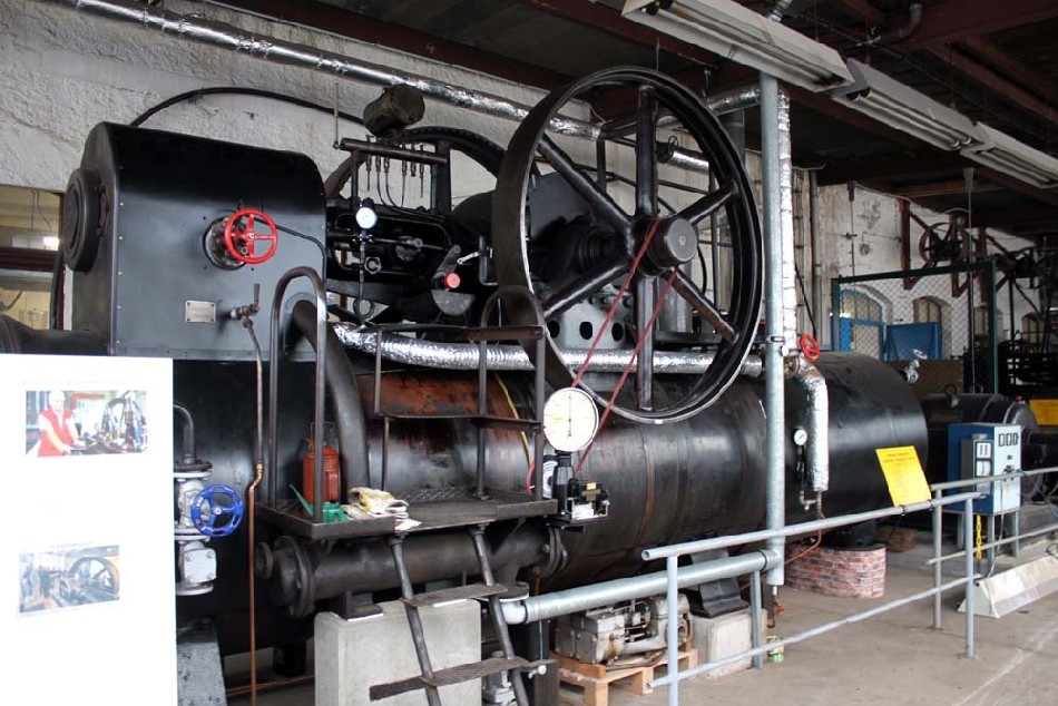 Diese stationäre Lokomobile, eine Unterart der Dampfmaschinen, diente in der Wilsdruffer Möbelindustrie zum Antrieb der Späne-absaugung und über einen Generator zur Stromerzeugung. Foto: Peter Weckbrodt