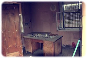 Im Bahnhof haben ungebetene Gäste ihre Spuren hinterlassen. Foto: Peter Weckbrodt