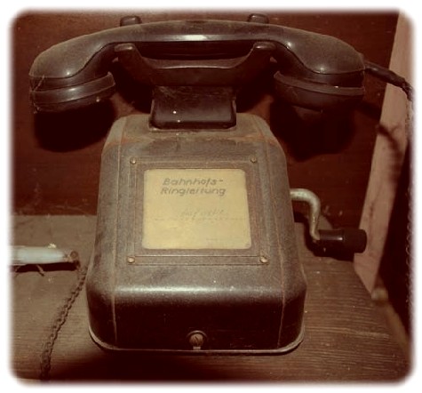 Über diesen Uralt-Telefonapparat mit Kurbelinduktur erteilte die Aufsichst einst ihre Aufträge. Foto: Peter Weckbrodt