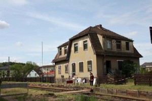 Das Empfangsgebäude des Bahnhofes Freital-Birkigkt wirkt äußerlich recht manierlich. Foto: Peter Weckbrodt