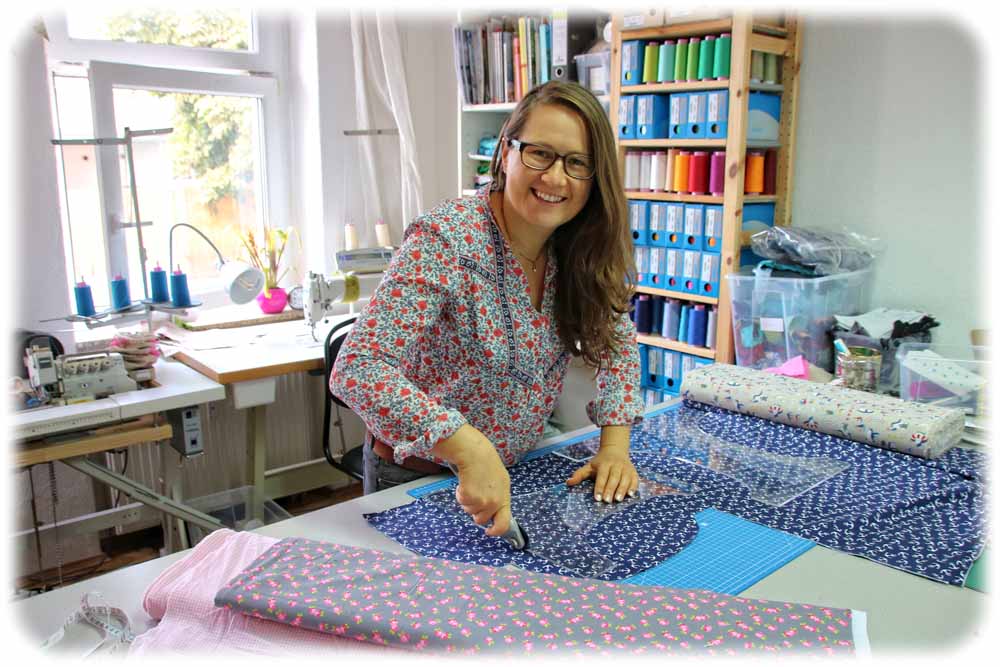 Manufaktur-Gründerin Stephanie Oppitz schneidet Stoff für eine Außenwindel zu. Foto: Heiko Weckbrodt