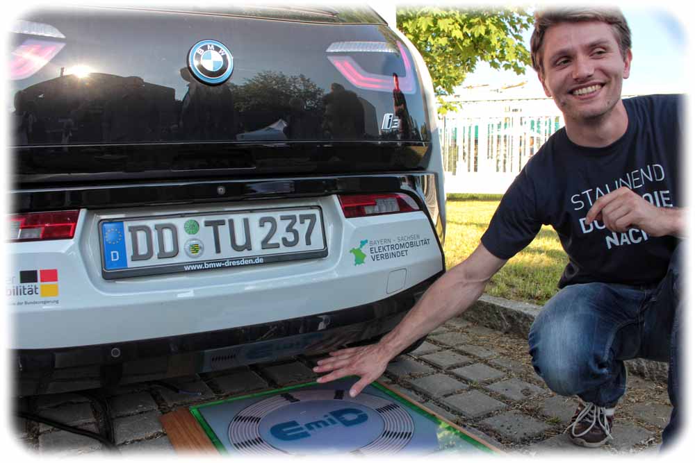 Martin Helwig vom TU-Leichtbau zeigt das berührungslose Ladesystem für Elektroautos. Foto: Heiko Weckbrodt