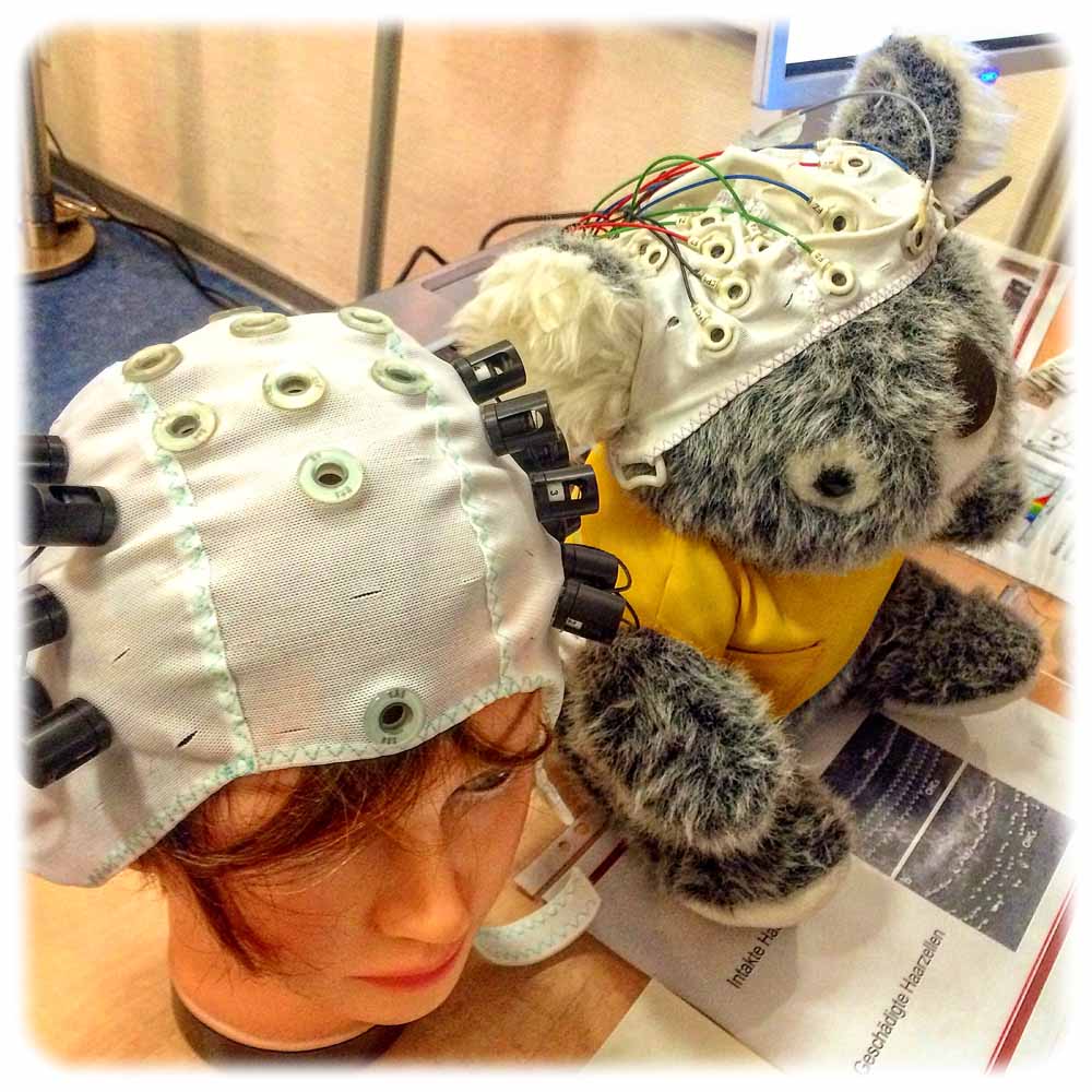 Wie taube Kinder durch Chochlea-Implantate und EEG-Reha hören lernen, zeigten die Mediziner im Uniklinikum. Foto: Heiko Weckbrodt