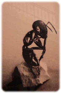 Ameise als Denker nach Rodin-Manier - Aus der "Bildtaktik"-Ausstellung in der TU-Galerie Altana. Foto: hw