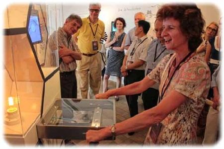 Sachsens Wissenschaftsministerin Eva Maria Stange zieht an den Moleküle. Foto: hw