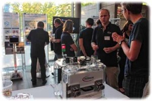 Infineon zeigte einen Chip-Transporter mit originellen Sicherheitssperren: Nur wenn man pustet und Hitze macht, wird er freigeschaltet. Foto: hw