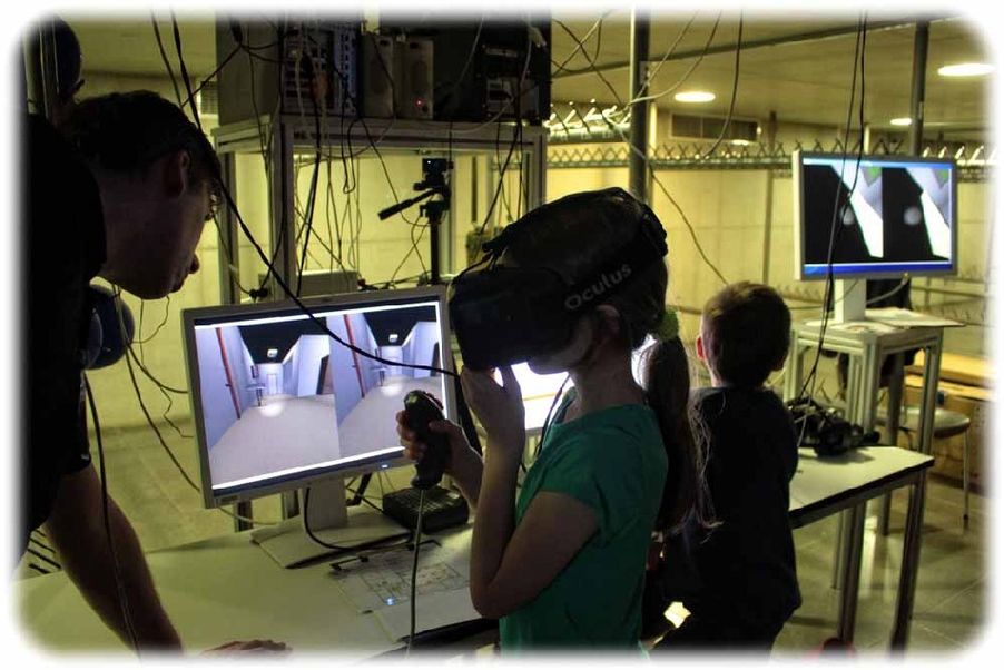 Abtauchen in virtuelle Welten: Ein Mädchen probiert während der Wissenschaftsnacht in Dresden eine "Virtual Reality"-Datenbrille im TU-Hörsaalzentrum aus.