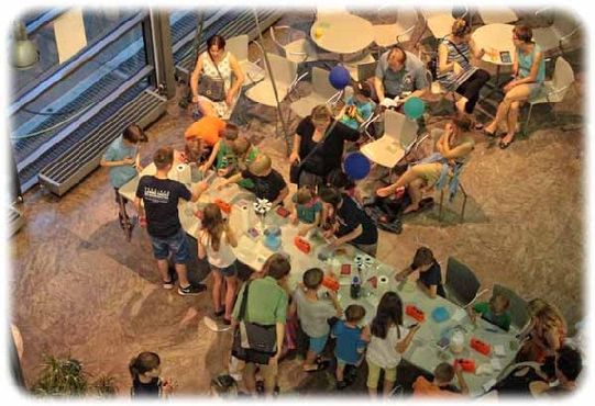 Viel Spaß für Kinder zur Wissenschaftsnacht: Sie konnten im Planck-Genetikinstitut pipettieren, experimentieren und matschen. Foto: hw