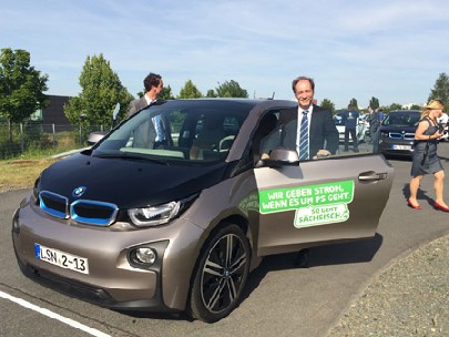 Wirtschaftsminister Sven Morlok (r.) bei der Testfahrt mit einem i3-Elektroauto. Foto: Heiko Weckbrodt