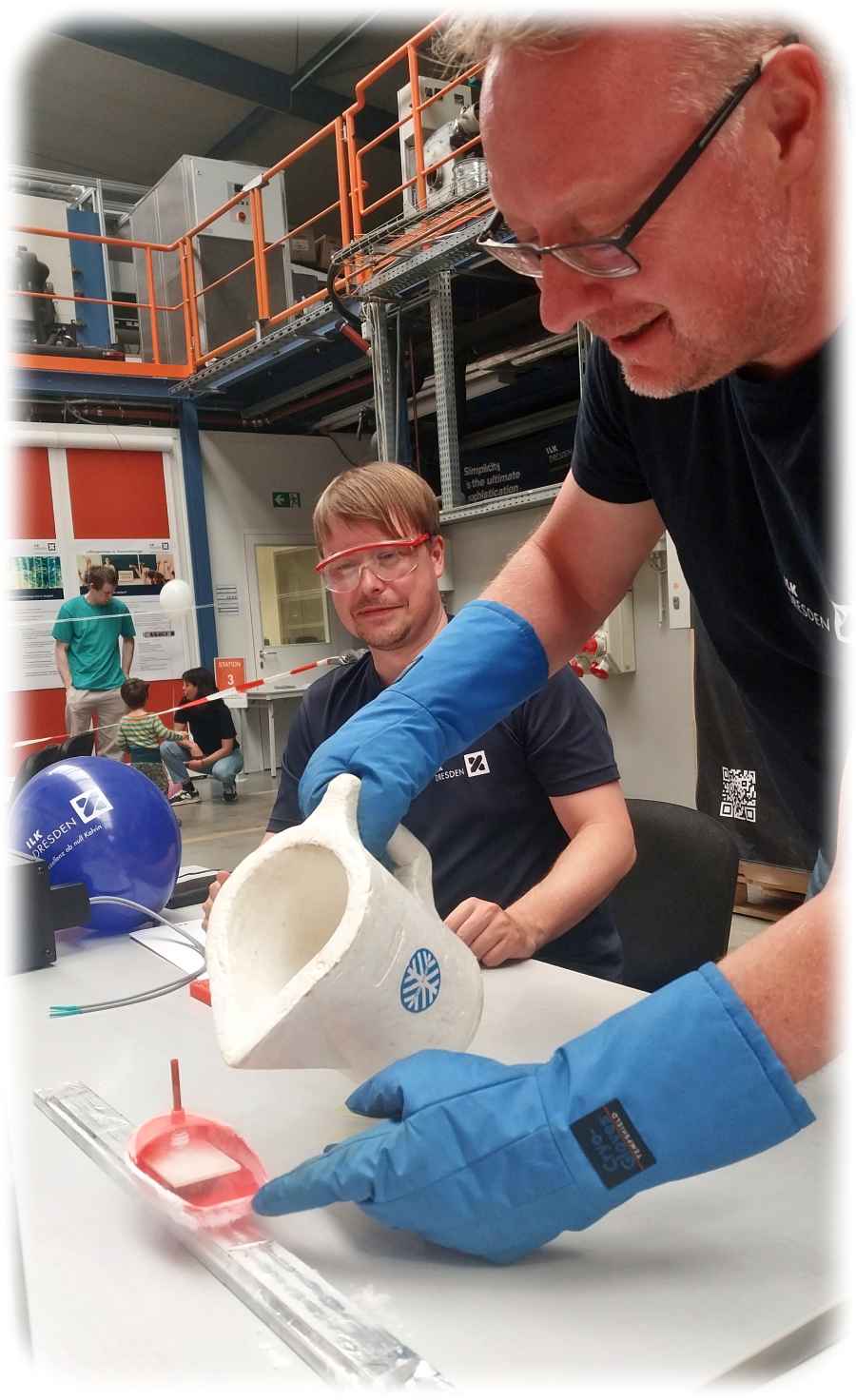 Die Kälteexperten am ILK Dresden füllen ein Boot mit flüssigem Stickstoff, machen es damit supraleitend - und bringen es so zum Schweben. Foto; Heiko Weckbrodt