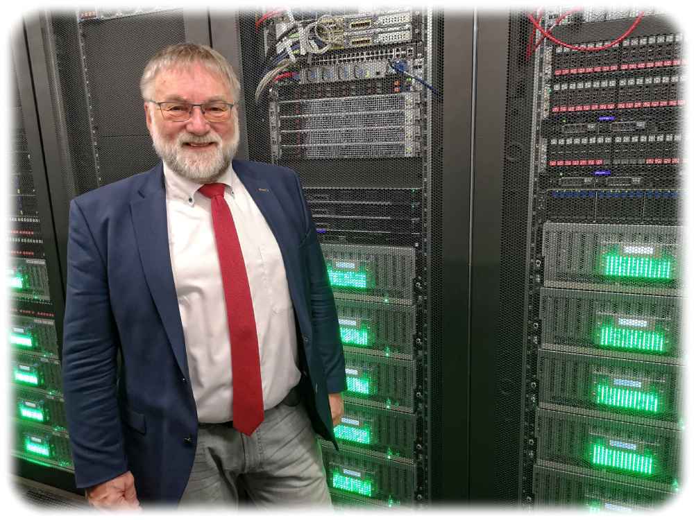 Prof. Wolfgang Nagel vor einem Supercomputer im Lehmann-Zentrum der TU Dresden. Foto: Heiko Weckbrodt