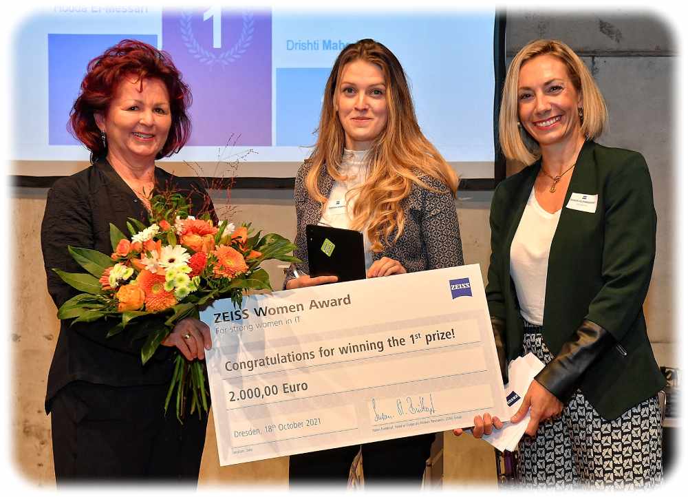 Preisträgerin Corina Hampel bekommt den mit 2000 Euro dotierten 1. Preis im Wettbewerb "Zeiss Woman Award". Neben ihr stehen Initiatorin Viola Klein (l.) und Zeiss-Managerin Inkeri Klomsdorf. Foto: Sabine Mutschke