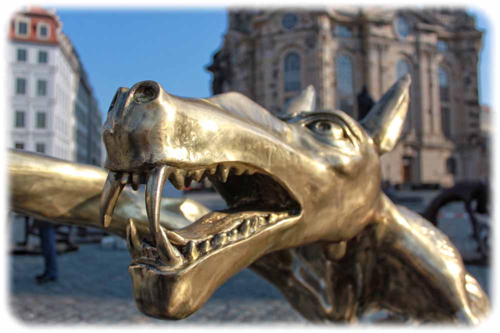 Die Wölfe sind zurück: Der Anführer-Wolf vor der Frauenkirche in Dresden hat die krallenbewehrte Pfote zum Hitler-Gruß erhoben. Foto: Peter Weckbrodt