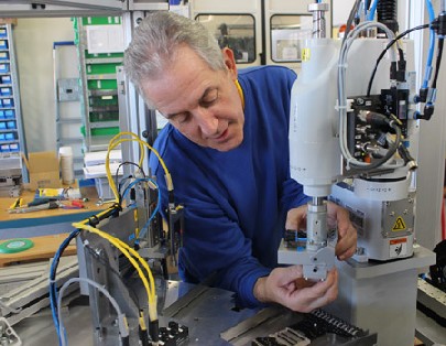 Xenon-Monteur Andreas Donath prüft einen Roboter für eine Widerstands-Schweißanlage. Foto: Heiko Weckbrodt