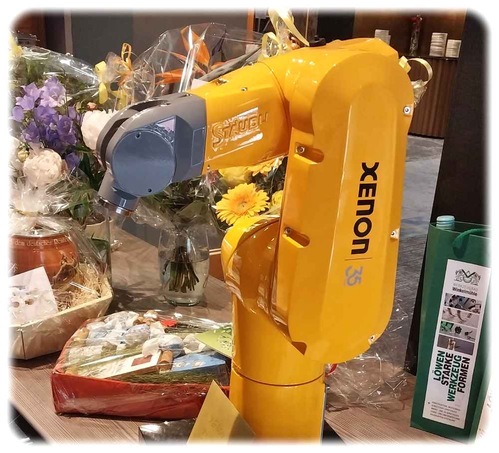 Geschenk von Stäubli zum 35. Jubiläum von Xenon Dresden: Ein Roboterarm im Xenon-Gelb. Foto: Heiko Weckbrodt