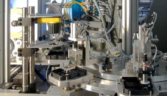 Die Dresdner Xenon-Ingenieure haben sich auf Automatisierungstechnik spezialisiert - hier ein Membranschweiß-Prüfautomat. Foto: Xenon
