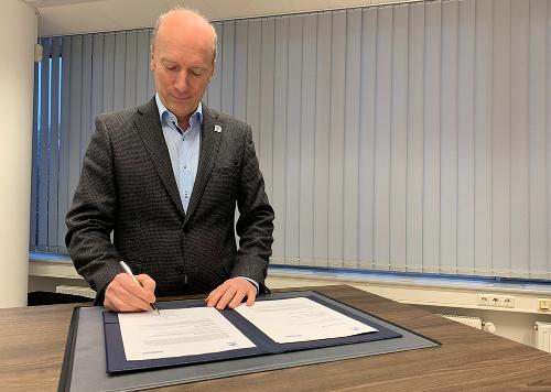 Zitis-Präsident Wilfried Karl unterzeichnet den Kooperationsvertrag mit dem Bitkom. Foto: Zitis
