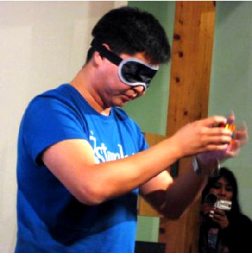Ein indischer Schüler ordnet den ungarischen Zauberwürfel mit verbundenen Augen. Fotos: TSD