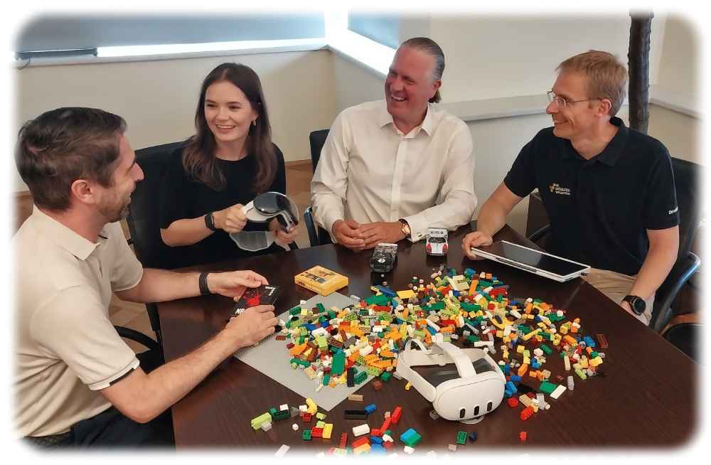 Nils Lindern von Zeiss Digital Innovation (links) geht mit Jenny Breidel von SAP Dresden, dem IT-Eigenbetriebs-Chef Michael Breidung und Geschäftsführer Chris Schläger von AWS Dresden (rechts) die Angebote zum Schüler-Aktionstag "Level IT up" durch. Foto: Heiko Weckbrodt