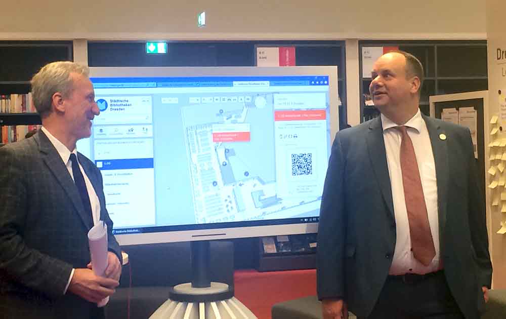 Bibliothekendirektor Arend Flemming (links) und Dresdens Oberbürgermeister Dirk Hilbert haben in der Lounge der Zentralbbliothek das neue 3D-Navi-System vorgestellt. Foto: hw