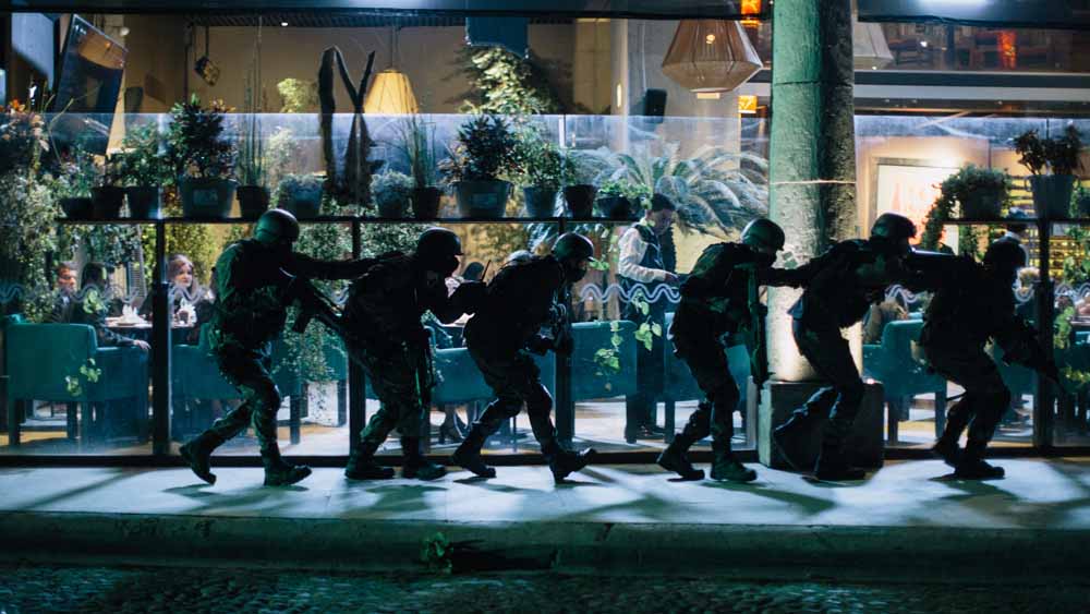 Eine Spezialeinheit der mexikanischen Armee versucht ein Treffen der Drogenbosse auszuheben. Doch Verrat und Korruption in den eigenen Reihen sorgen für eine verhängnisvolle Ereigniskette. Szenenfoto aus "Zerozerozero", Studiocanal