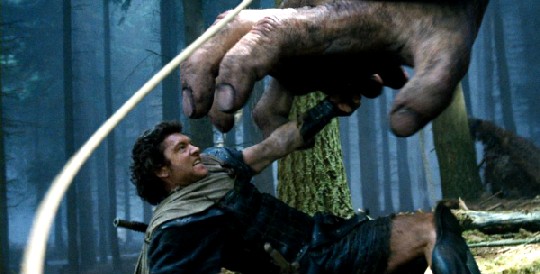 Halbgott Perseus (Sam Worthington) rauft sich mit einem Zyklopen. Abb.: Warner