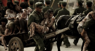 Ausschnitt aus "Aftershock": Ein Mao-Soldat rettet ein Erdbebenopfer. Abb.: REM