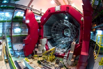 Blick durch die noch geöffneten Riesenmagnet-Tore des „Alice“-Aggregats. Im Innern werden schon bald Bleiatome mit Fast-Lichtgeschwindigkeit aufeinanderprallen und eine „Ursuppe“ kochen: Ein „Quark-Gluon-Plasma“ wie zu Zeiten des Urknalls. Heutzutage treten Quarks und Gluon-Kraftteilchen – außer in Neutronensternen – nur noch vereinigt auf, in der Ursuppe hingegen koexistierten sie. Alice ist 16 Meter hoch und 26 Meter lang.