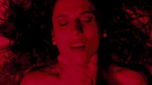 Ana in Not: Ist da ein Mann? Würgt sie sich selbst? Abb.: Koch Media