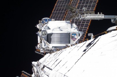 Unermüdlicher Zähler: Die Teilchenfalle AMS an der Raumstation ISS hat einen Antimaterie-Überschuss nachgewiesen. Foto: NASA/ CERN